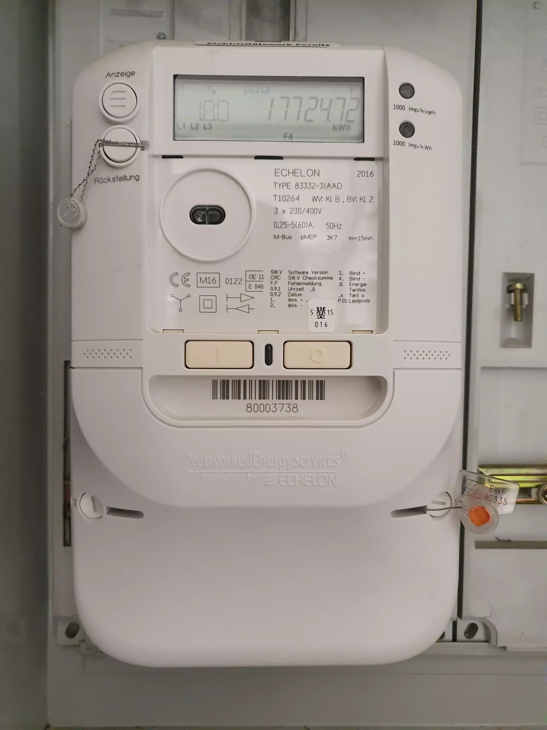 Bild zeigt einen modernen Smartmeter in einem Verteiler montiert